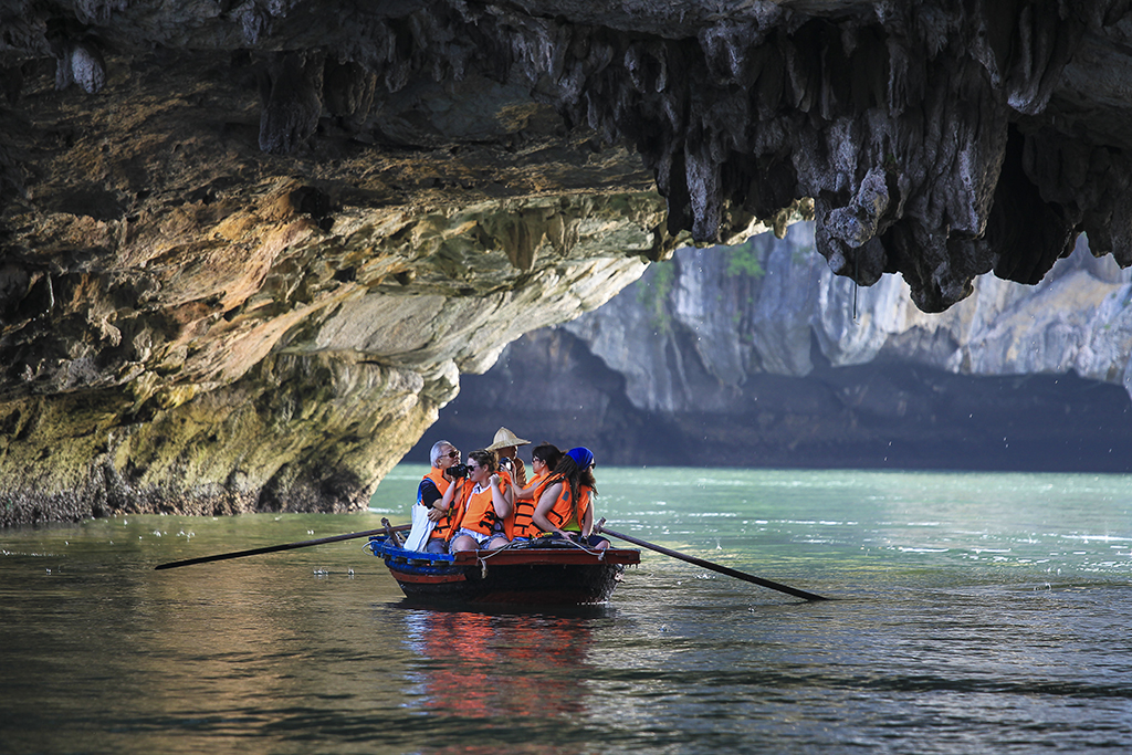 Bamboo boat ride at Luon Cave